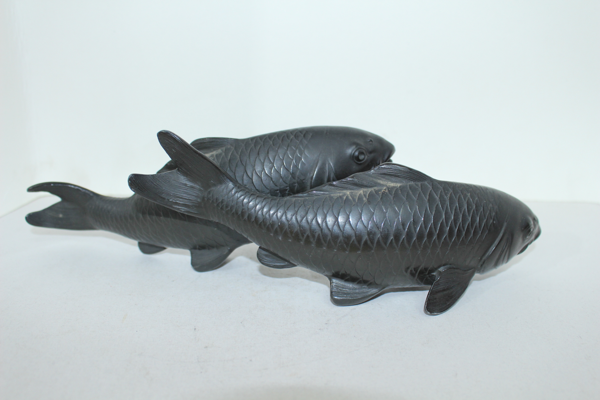 주석으로된 물고기 조각상