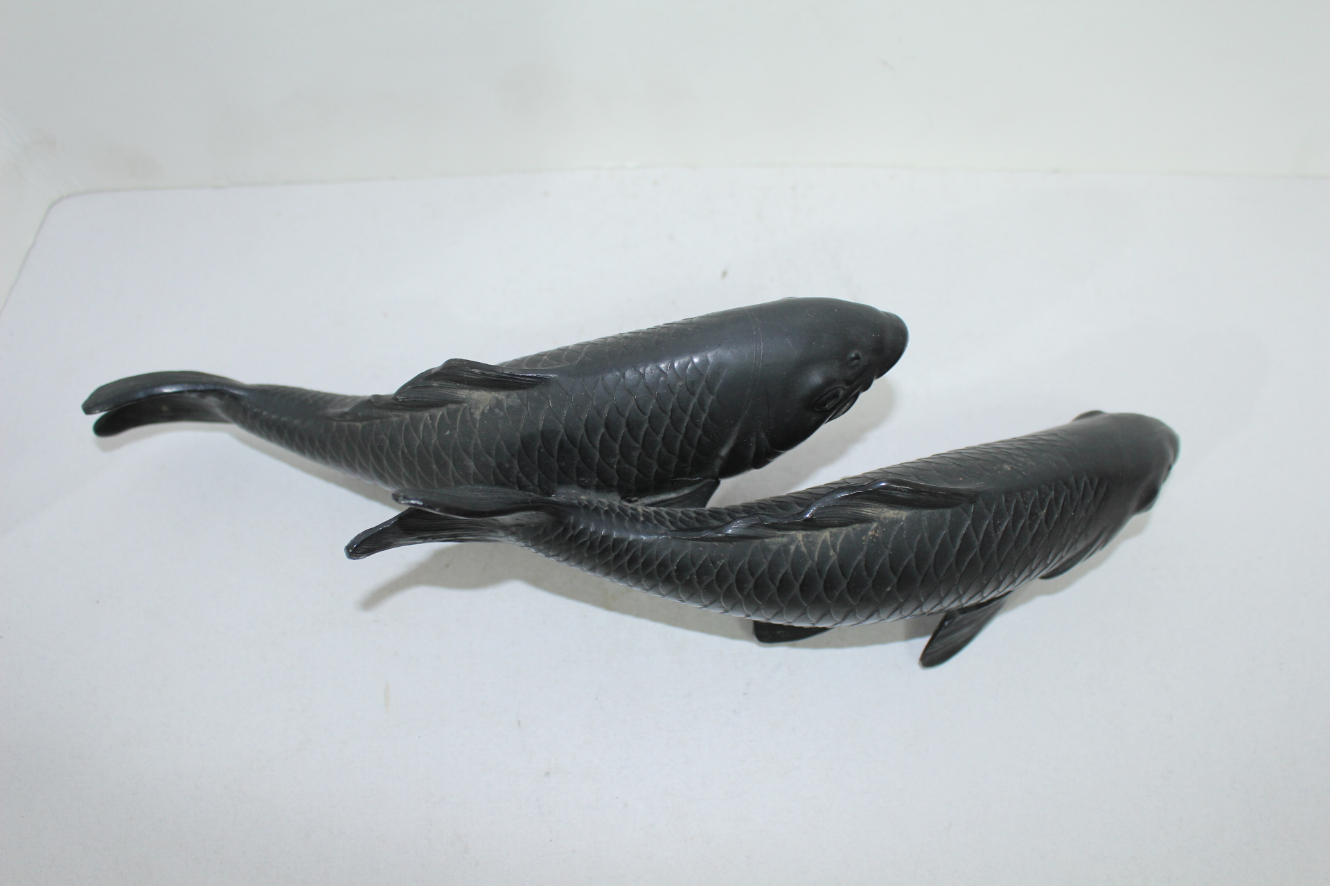 주석으로된 물고기 조각상