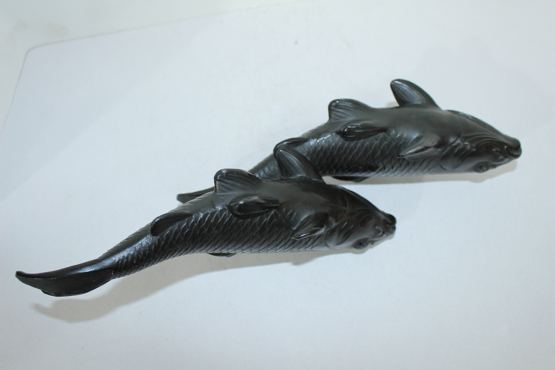 주석으로된 물고기 조각상