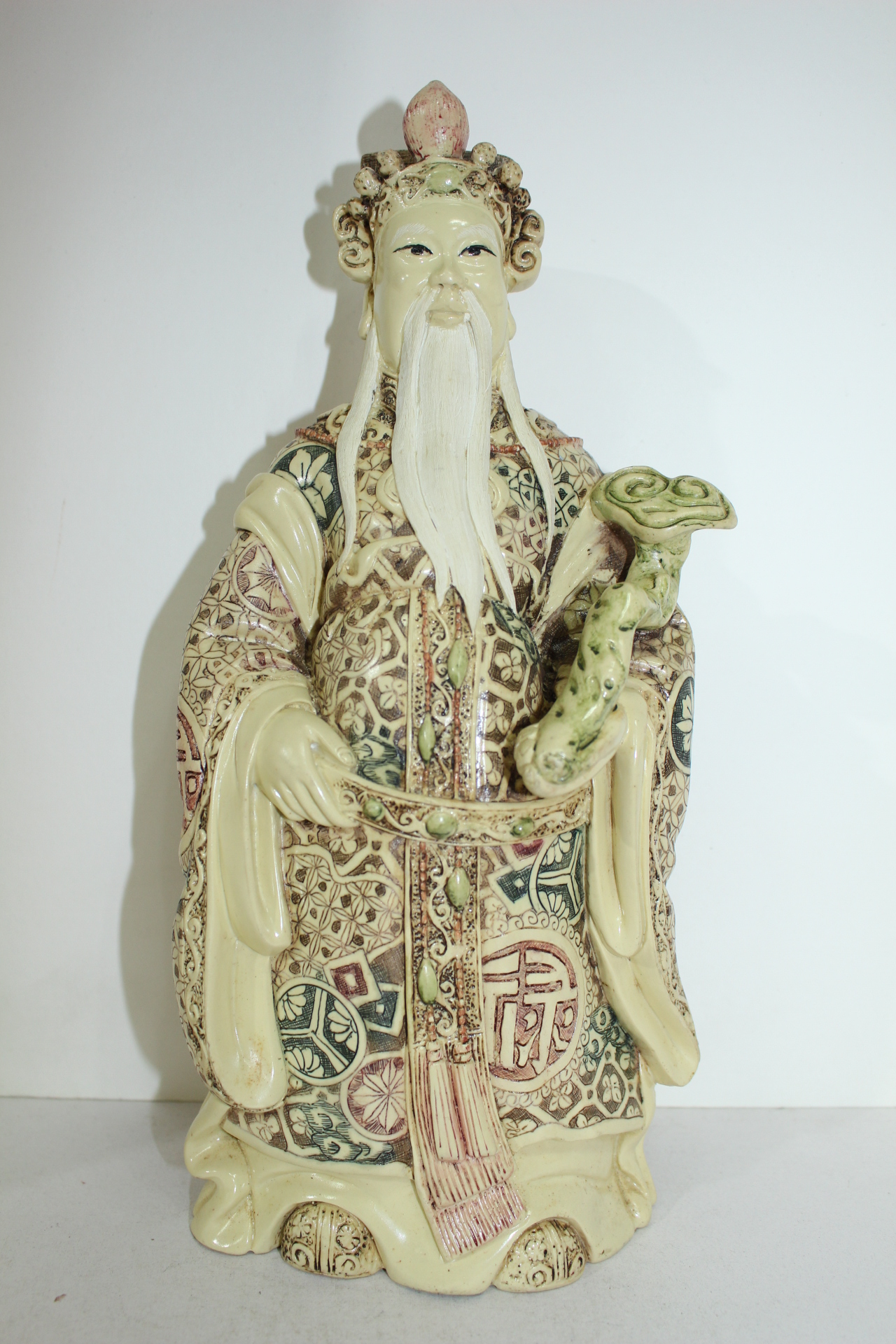 특이한 묵직한 재질에 채색조각이된 도인 조각상