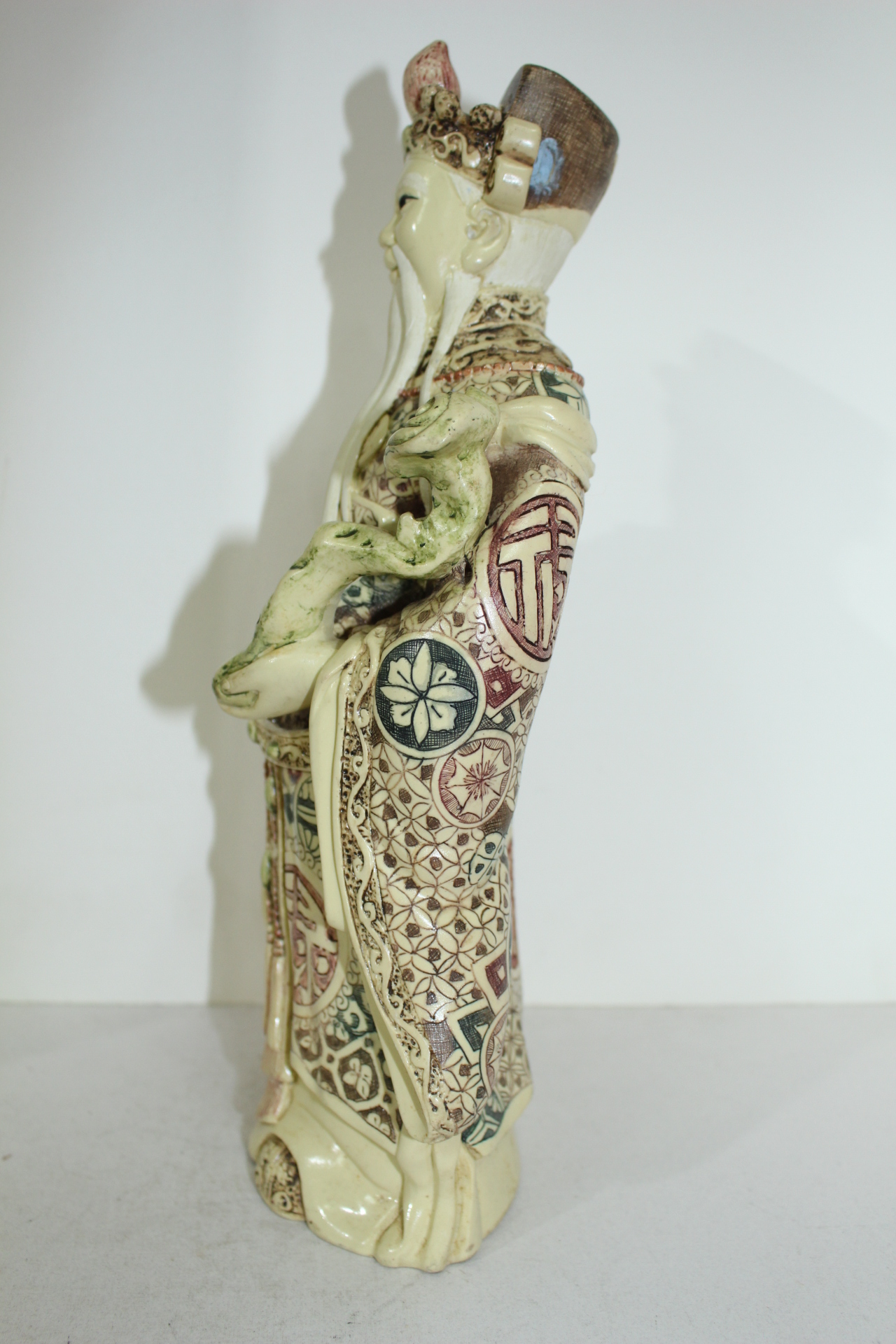 특이한 묵직한 재질에 채색조각이된 도인 조각상