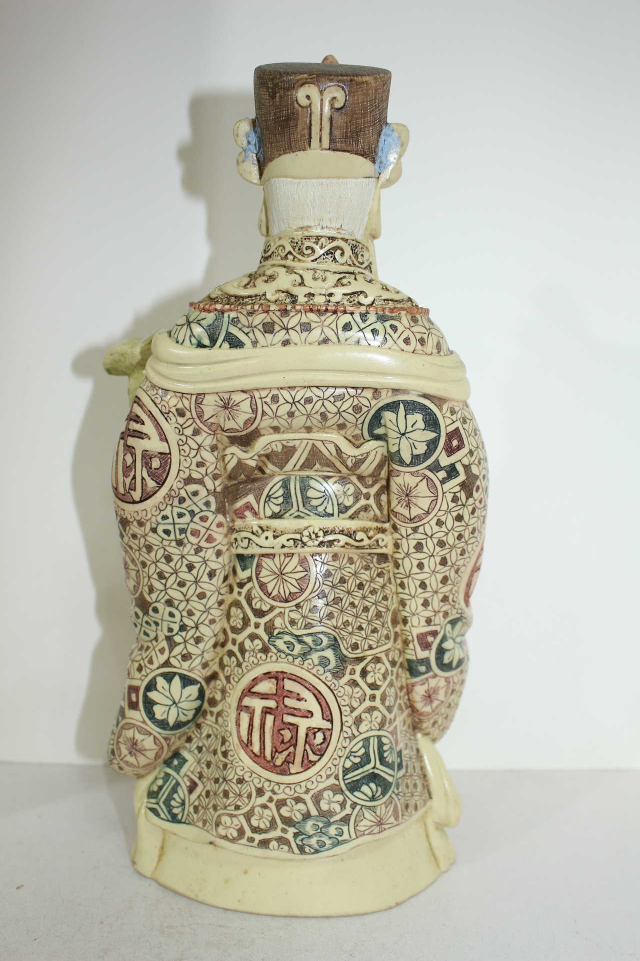 특이한 묵직한 재질에 채색조각이된 도인 조각상