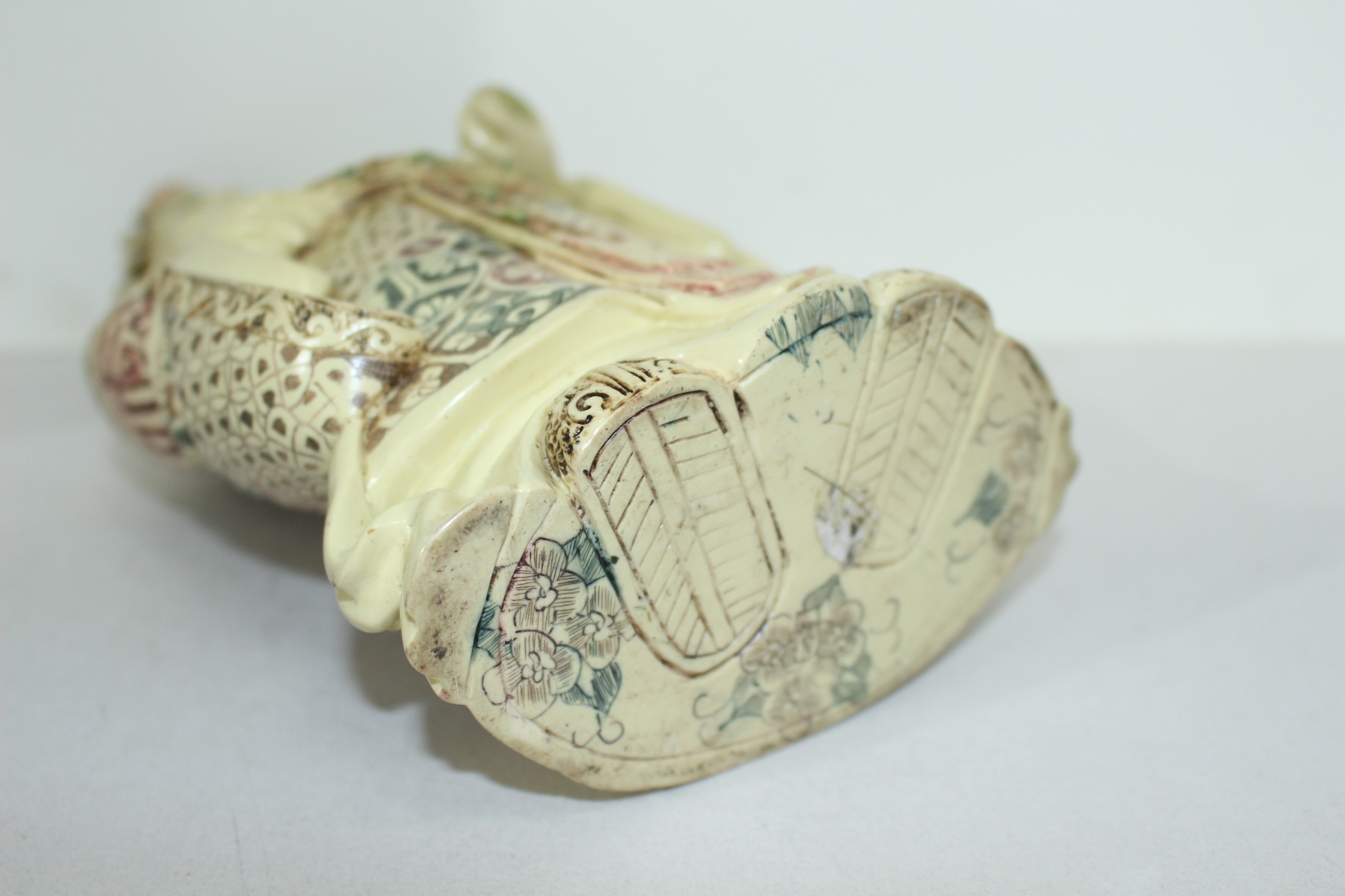 특이한 묵직한 재질에 채색조각이된 도인 조각상