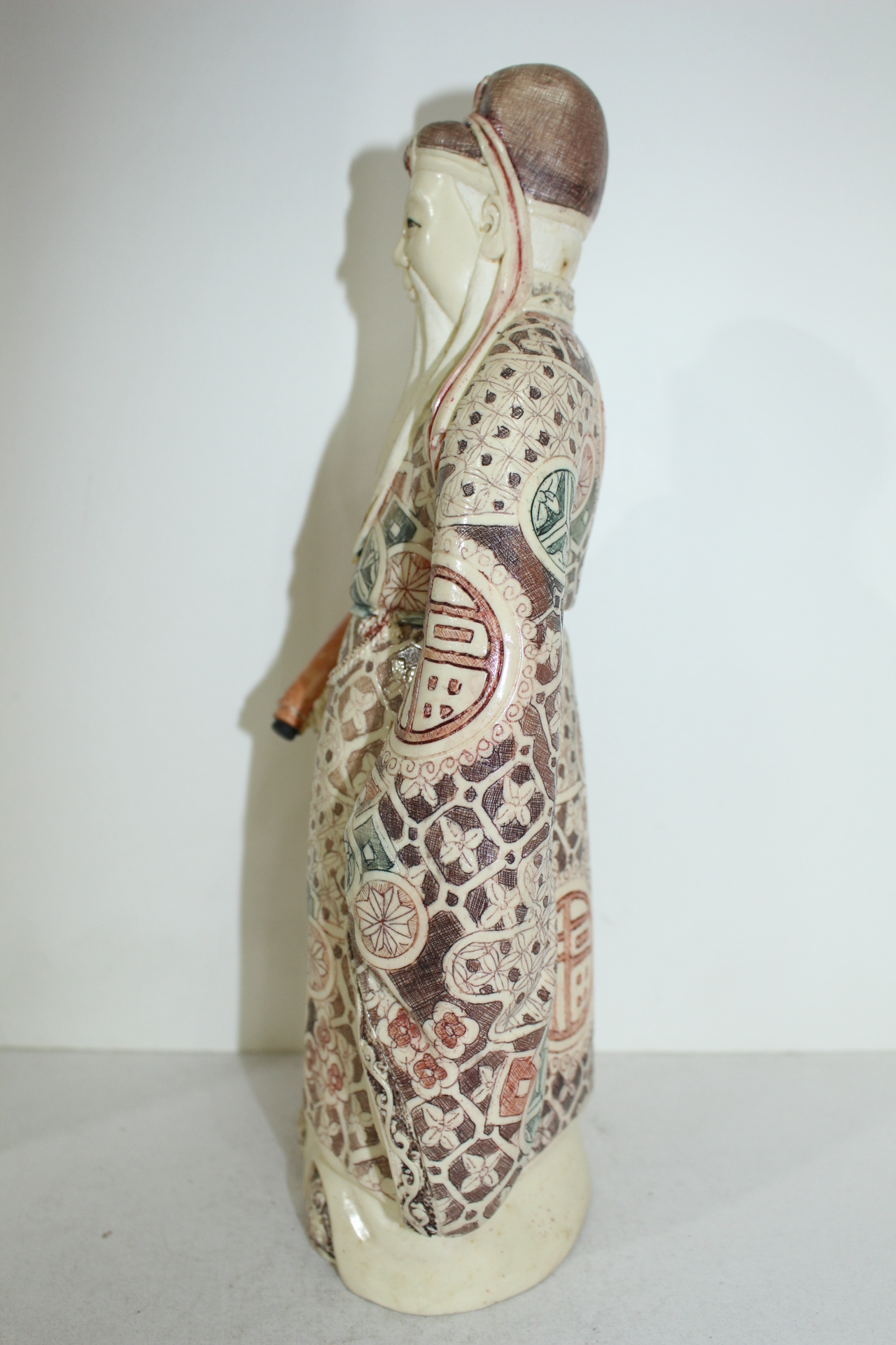 특이한재질로 채색조각된 도인 조각상