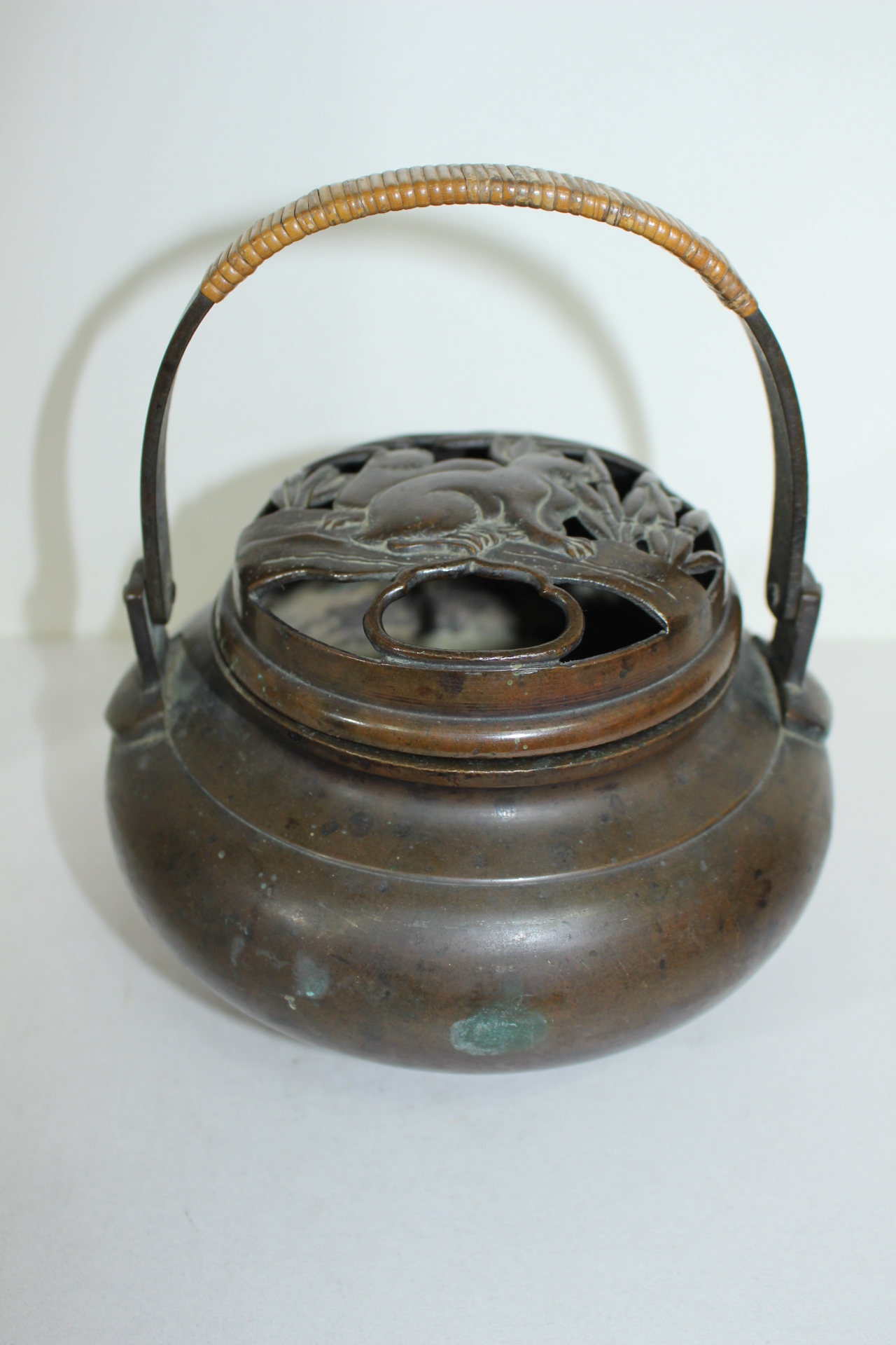 연대가좋은 청동으로된 토끼가 투각조각된 향로