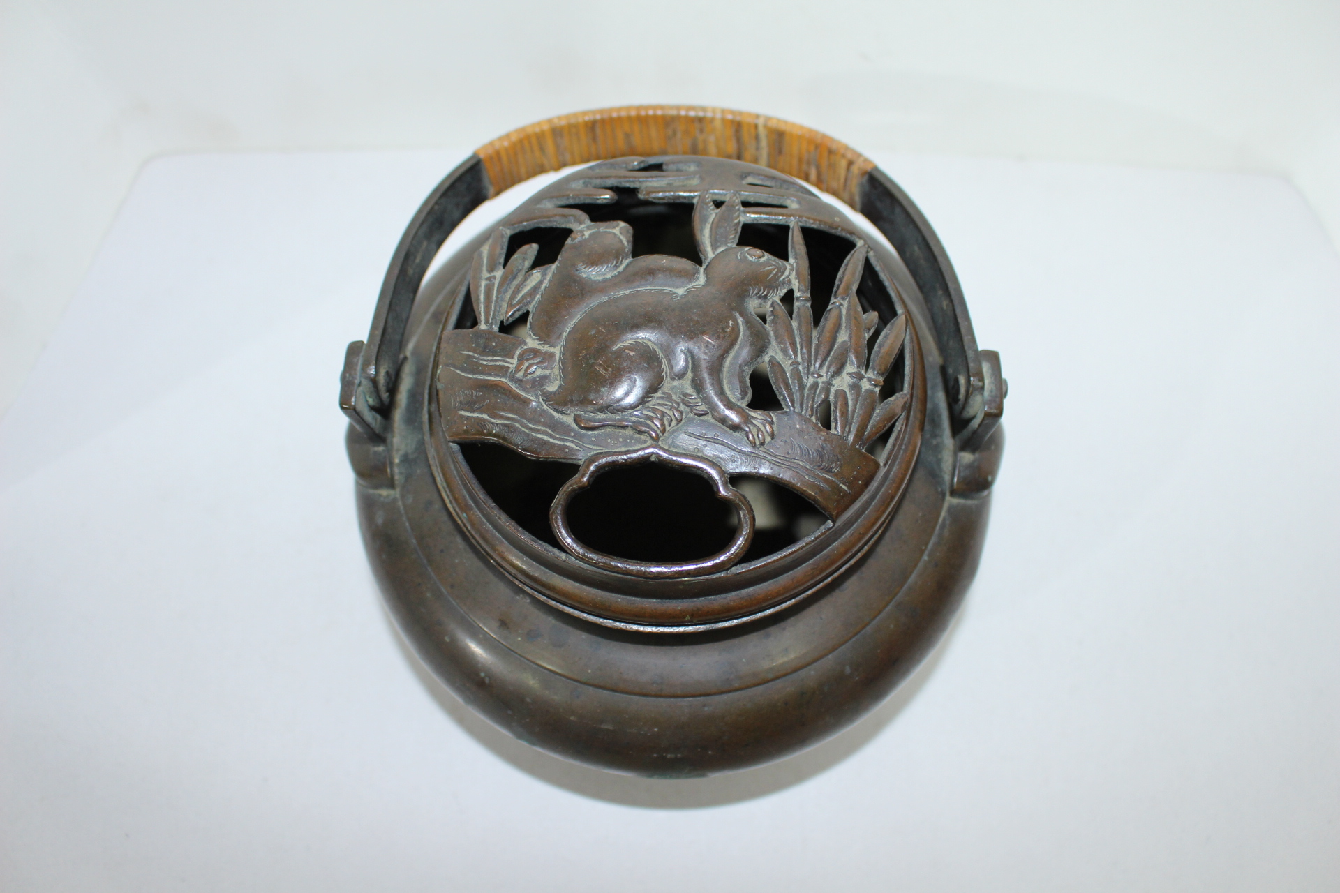 연대가좋은 청동으로된 토끼가 투각조각된 향로