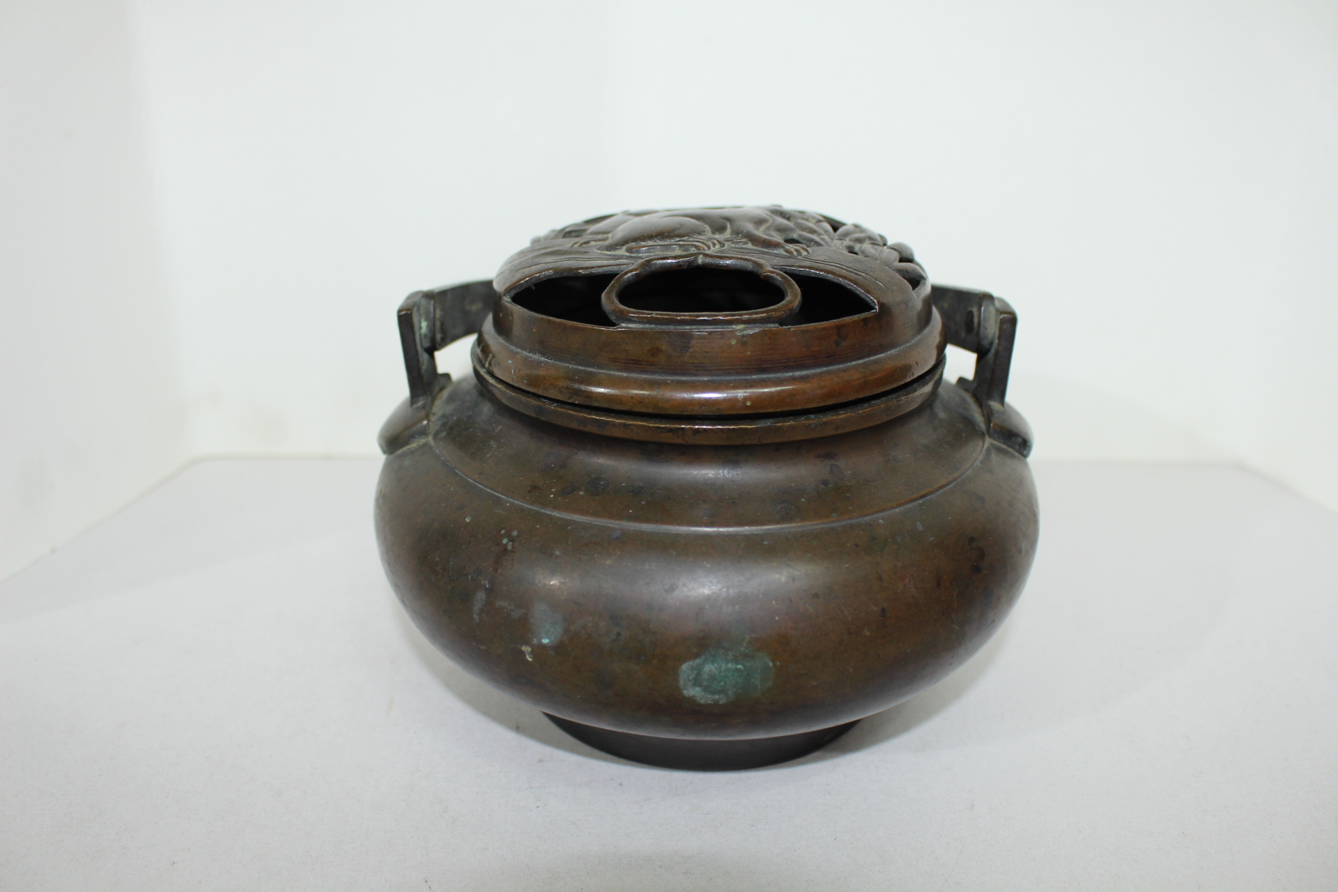 연대가좋은 청동으로된 토끼가 투각조각된 향로