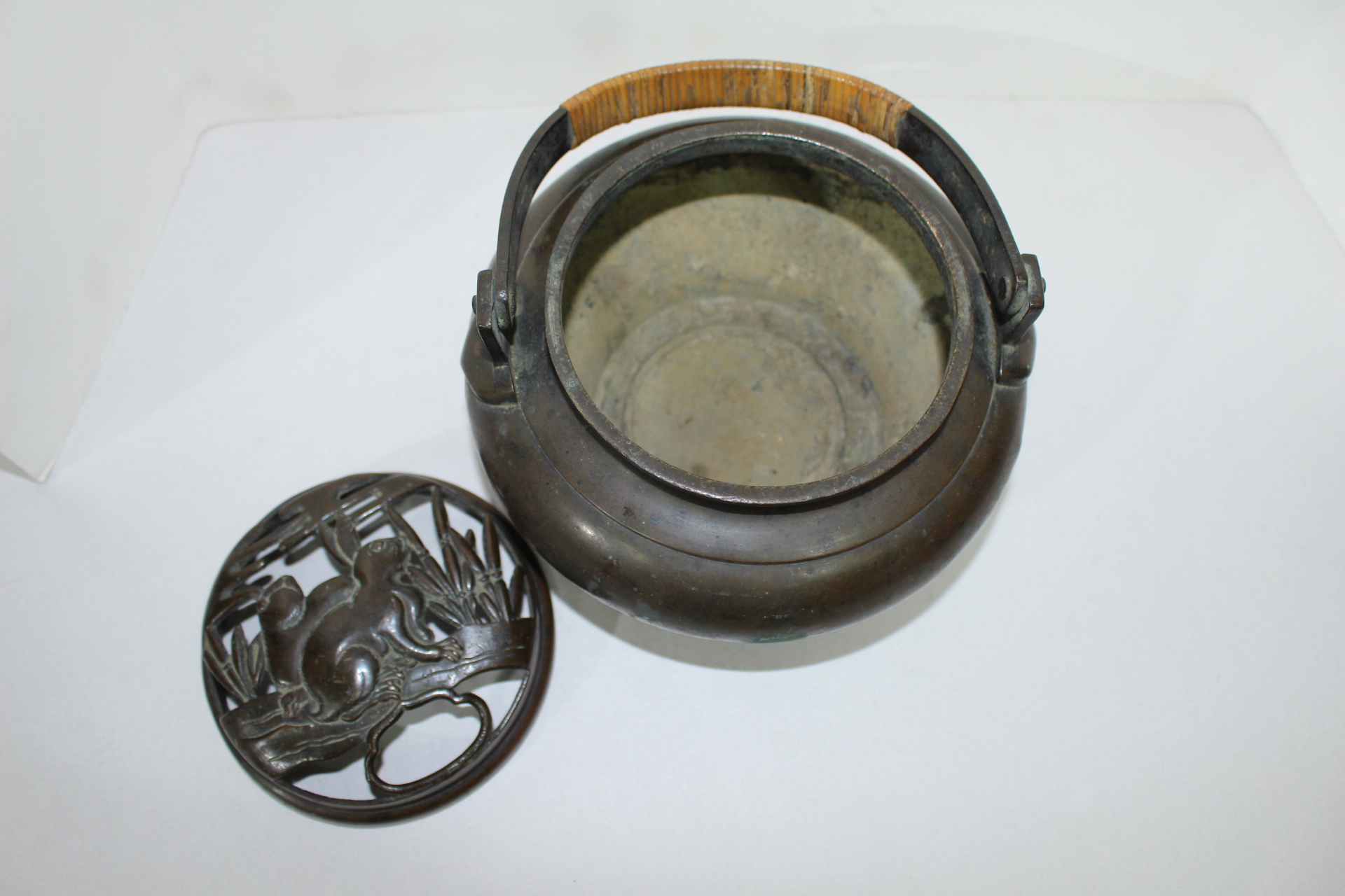 연대가좋은 청동으로된 토끼가 투각조각된 향로