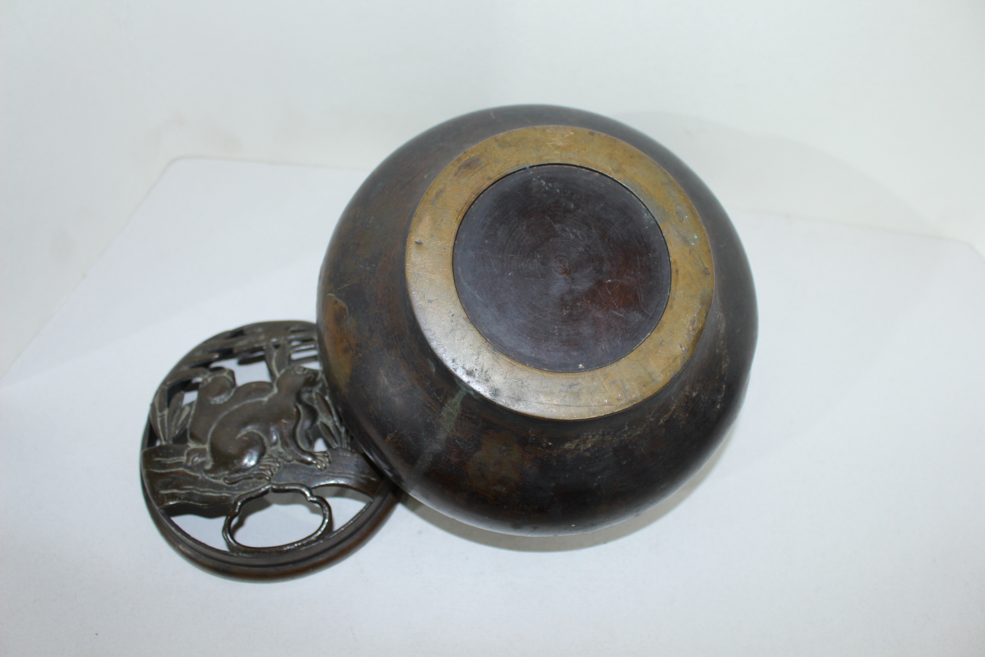 연대가좋은 청동으로된 토끼가 투각조각된 향로