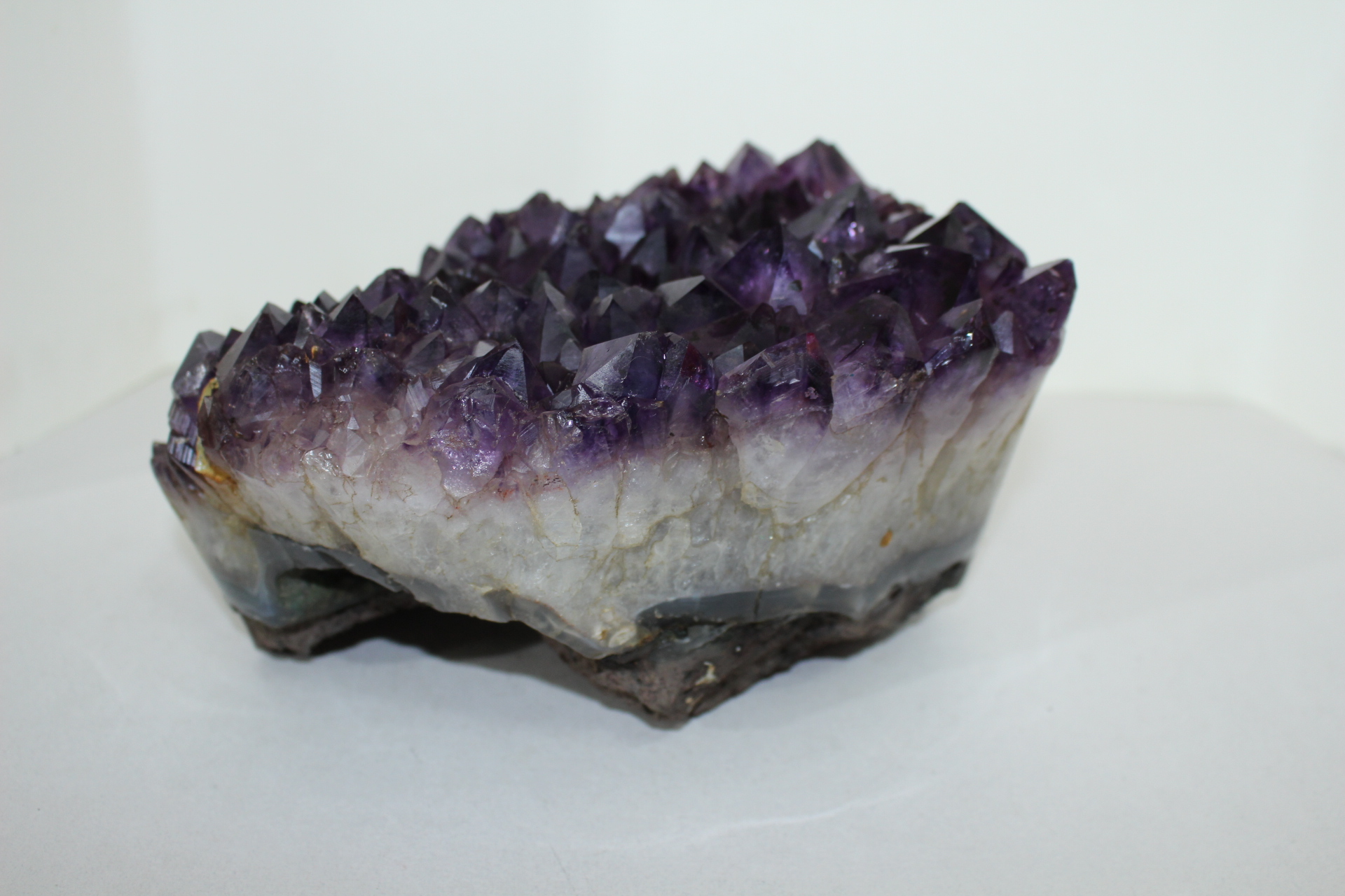 자수정 원석 조각품