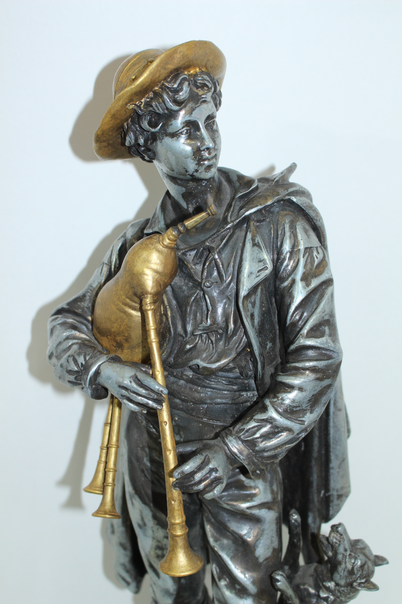 유럽산 작가의 수결이 있는 브론즈 조각상