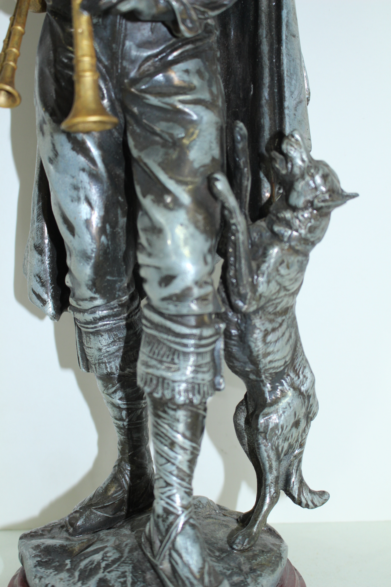 유럽산 작가의 수결이 있는 브론즈 조각상