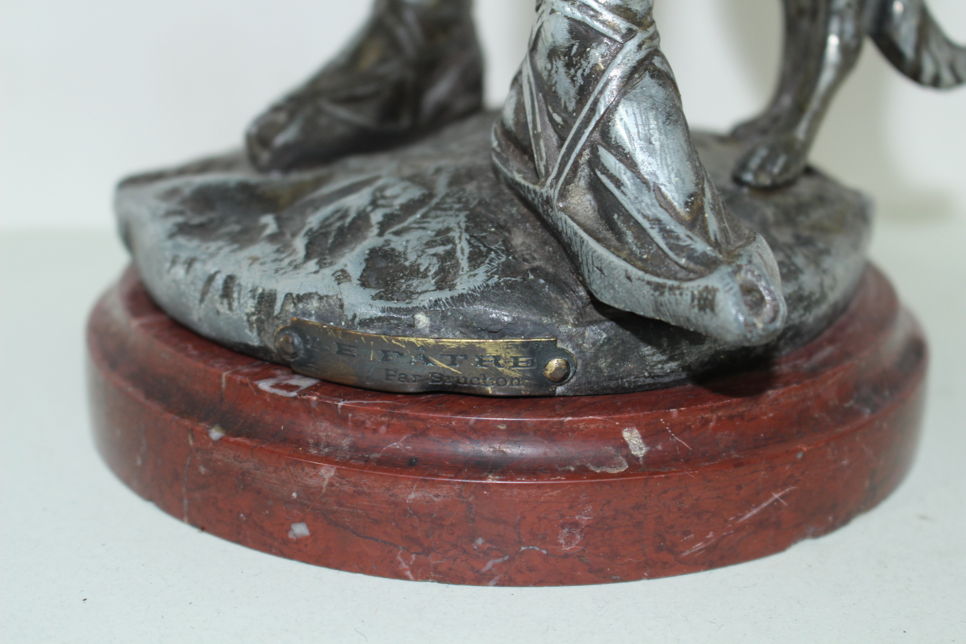 유럽산 작가의 수결이 있는 브론즈 조각상