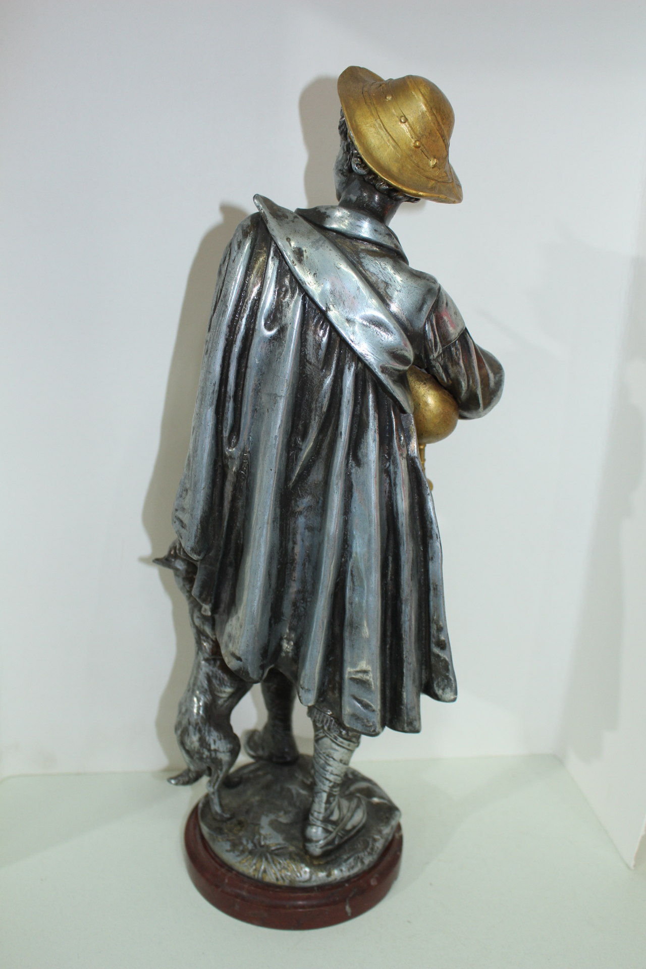 유럽산 작가의 수결이 있는 브론즈 조각상