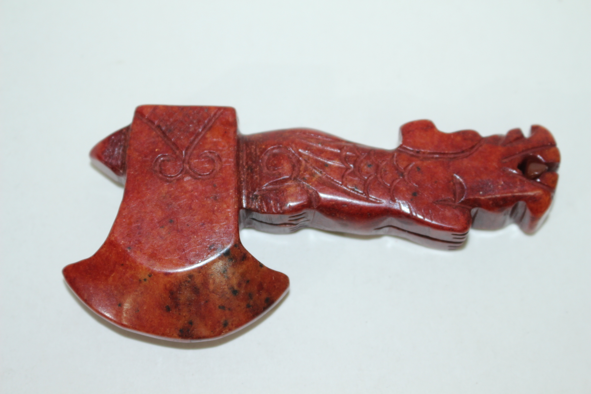 홍산문화-붉은 빛깔의 홍무뉘옥돌로된 도끼 옥노리개