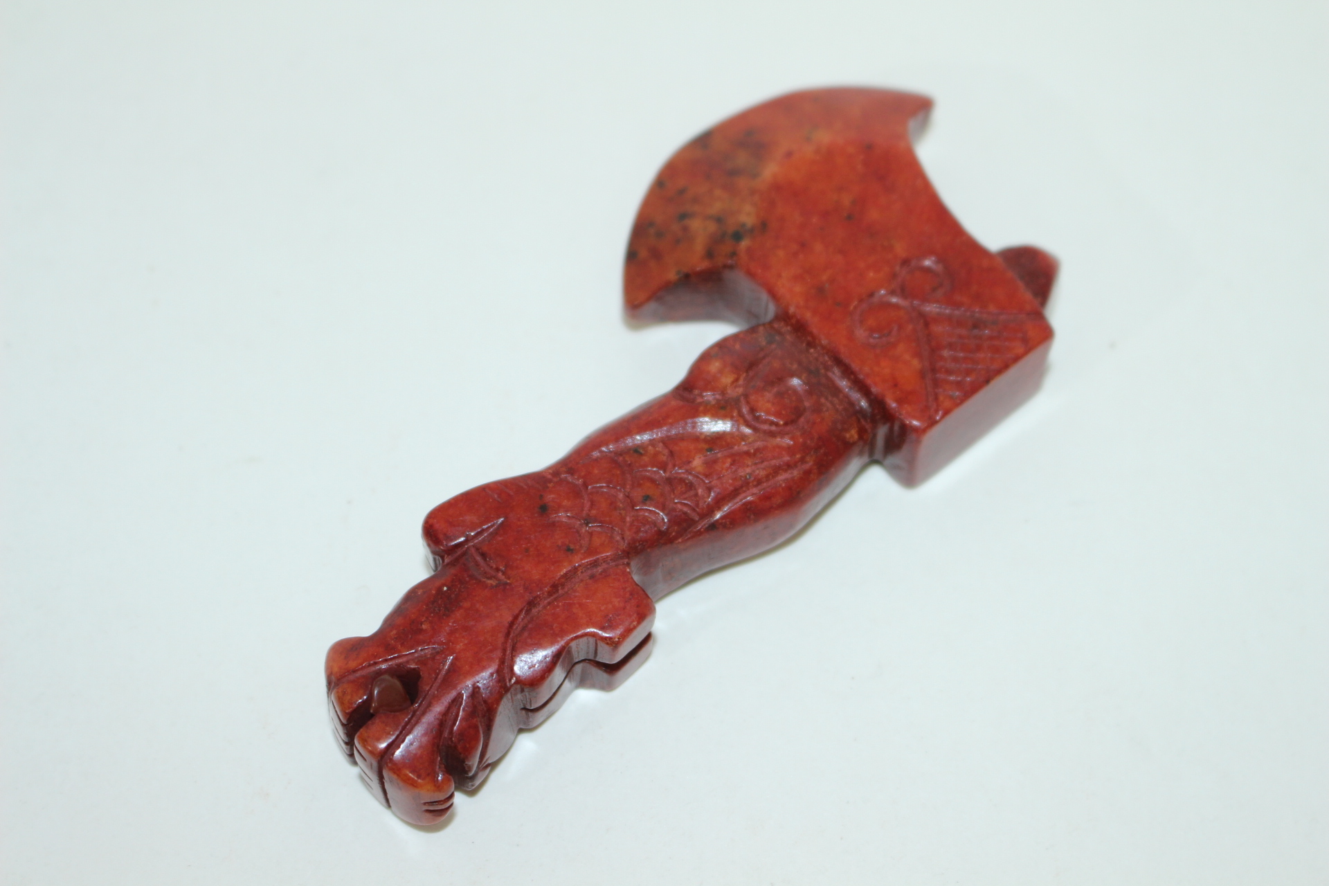 홍산문화-붉은 빛깔의 홍무뉘옥돌로된 도끼 옥노리개