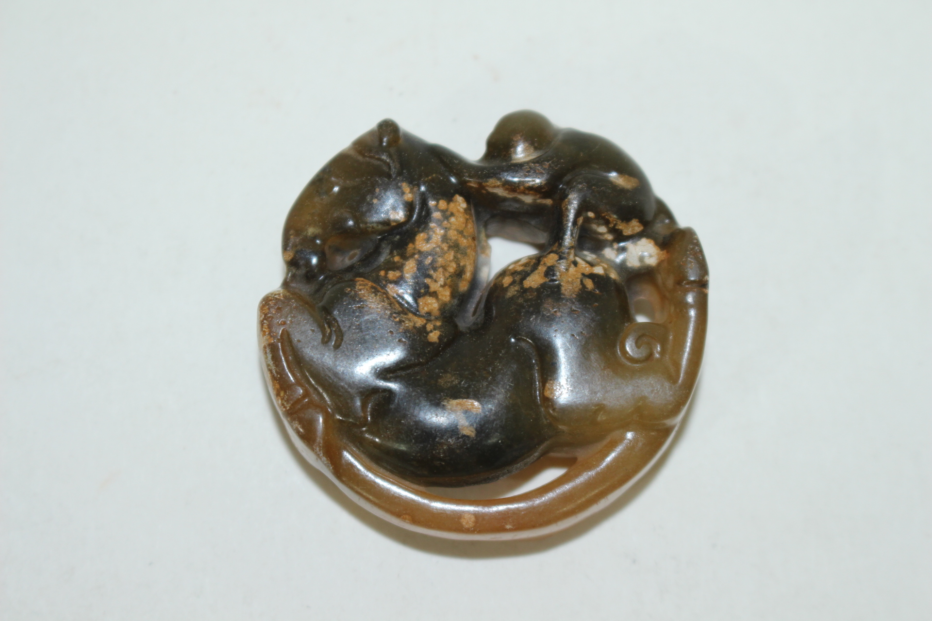 퇴화황옥돌로된 말탄원숭이 투각 옥패