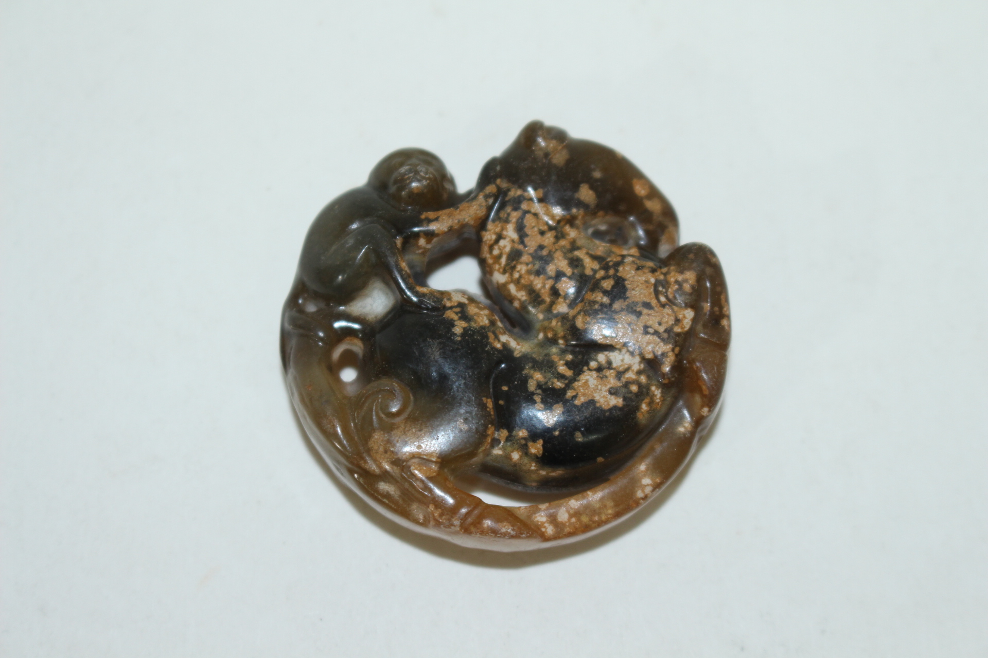 퇴화황옥돌로된 말탄원숭이 투각 옥패