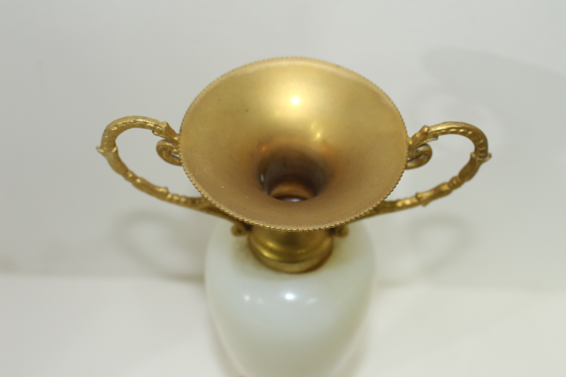 이태리산 청동에 백옥돌로된 이귀호