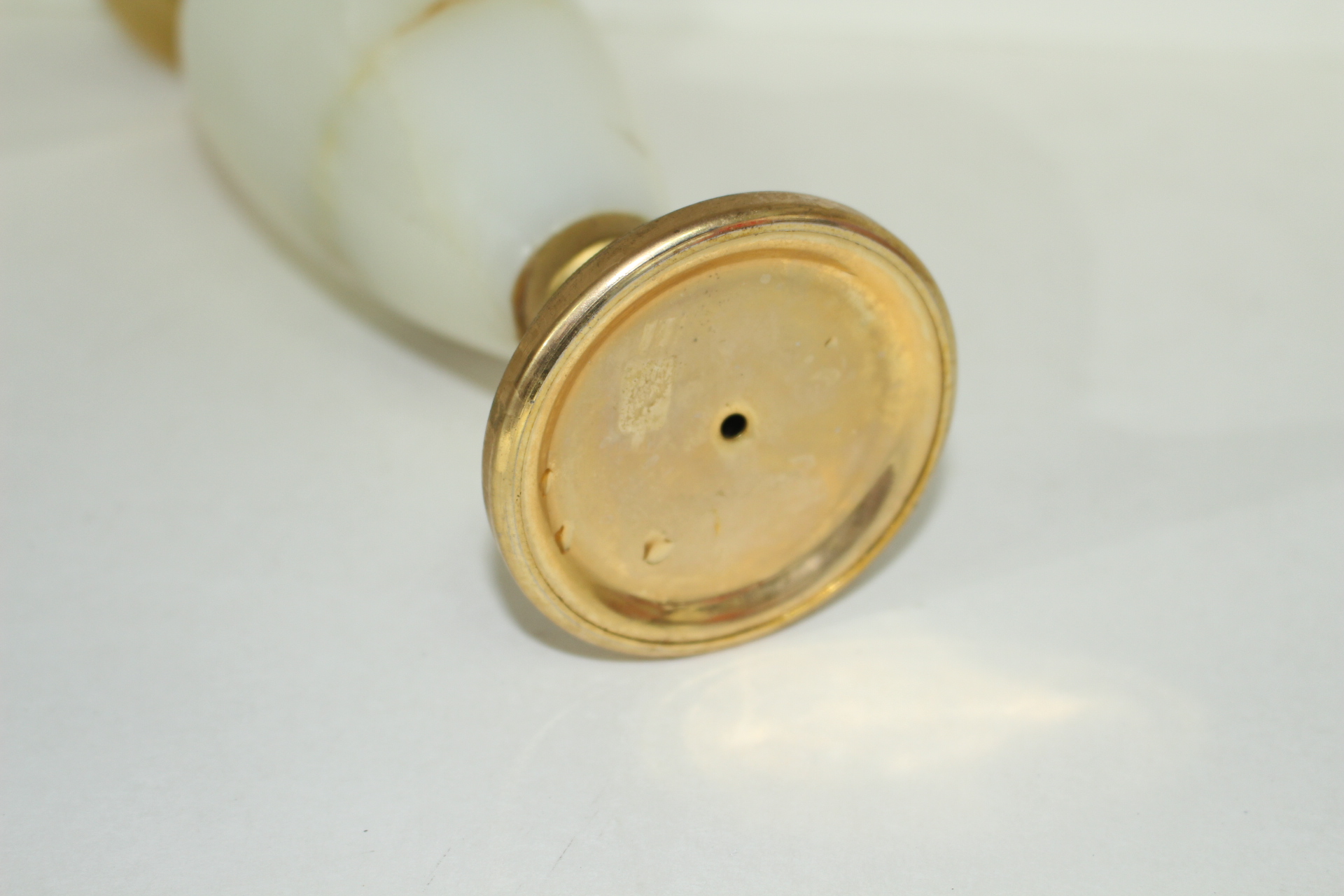 이태리산 청동에 백옥돌로된 이귀호