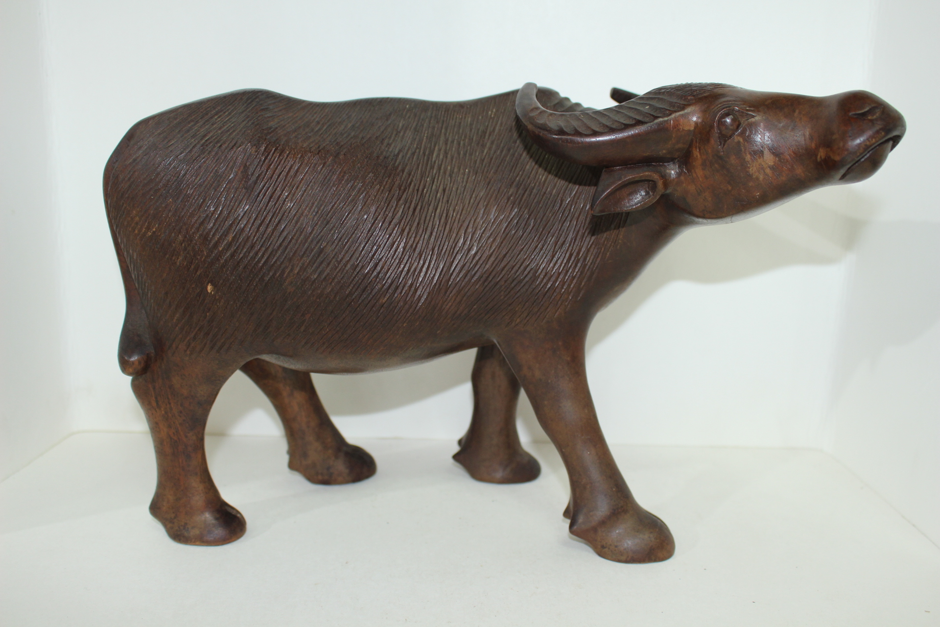 원목나무에 대형크기의 소 조각상