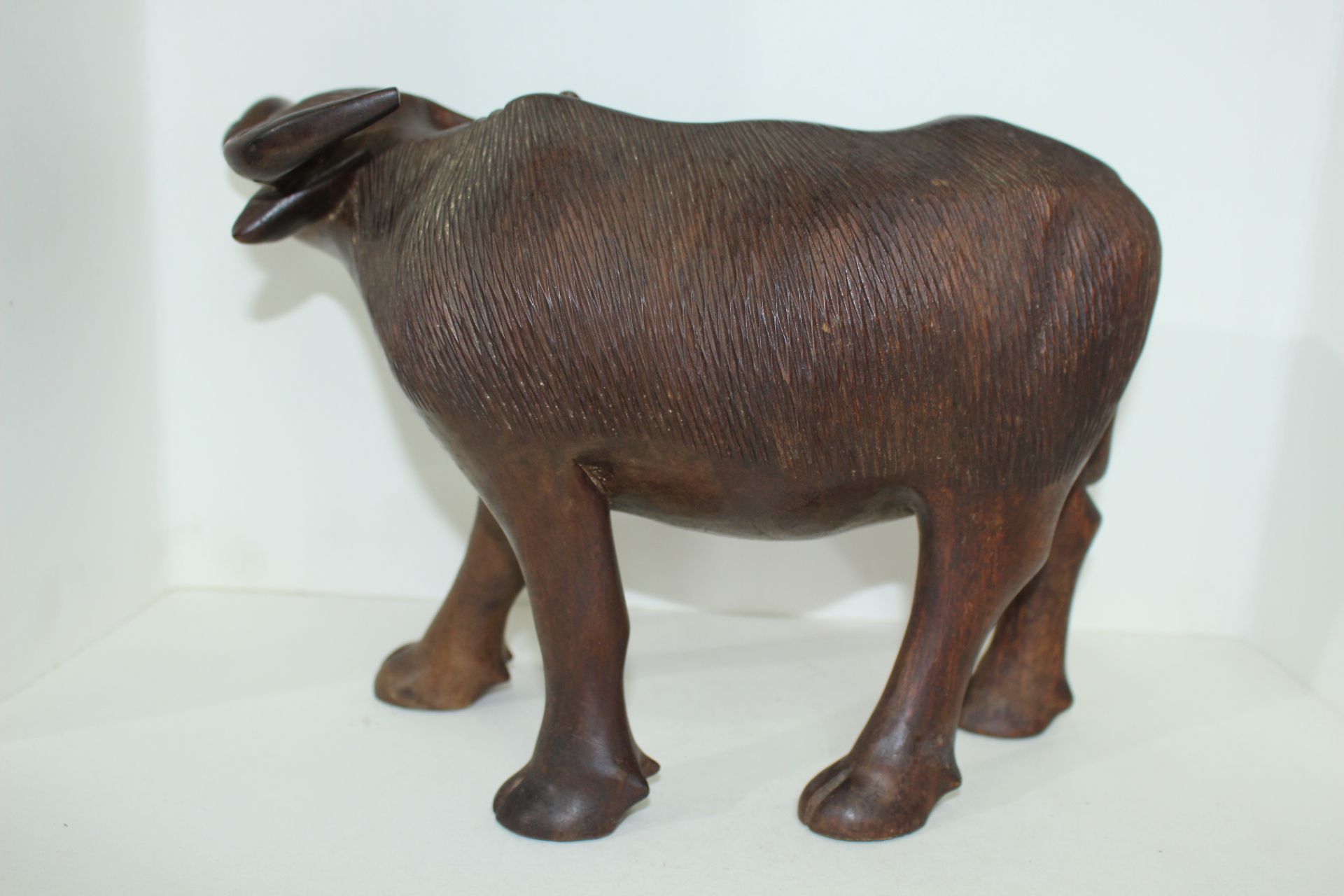 원목나무에 대형크기의 소 조각상