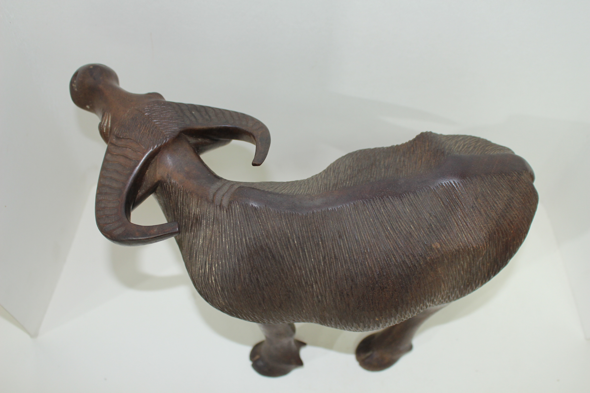 원목나무에 대형크기의 소 조각상