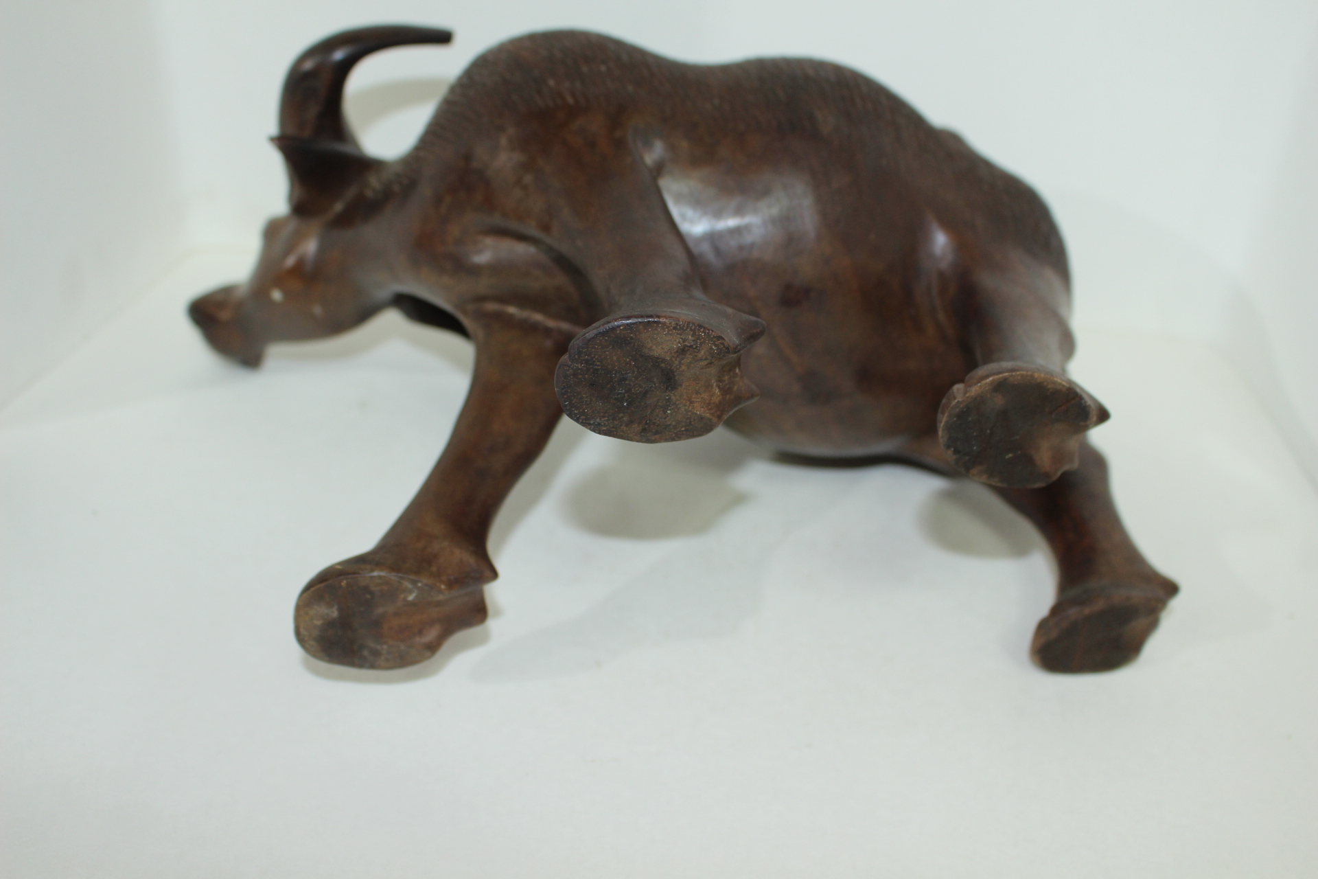 원목나무에 대형크기의 소 조각상