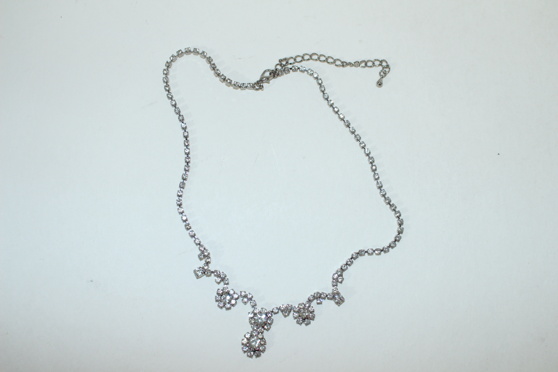 보석이 장식된 목걸이