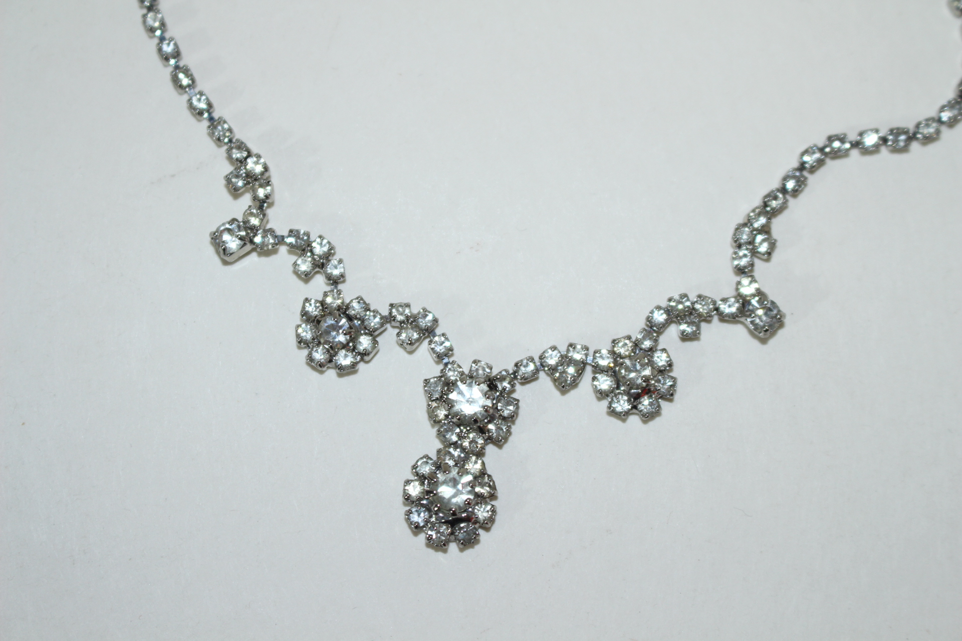 보석이 장식된 목걸이