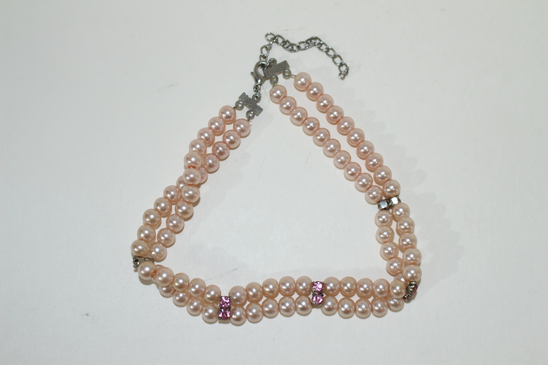 진주가 장식된 팔찌