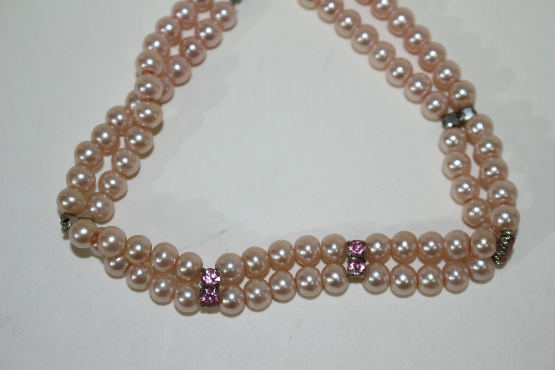 진주가 장식된 팔찌