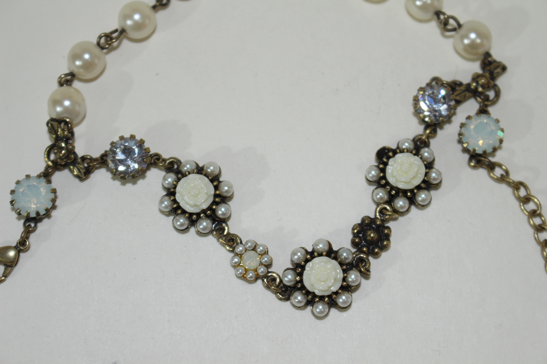 진주가 장식된 팔찌