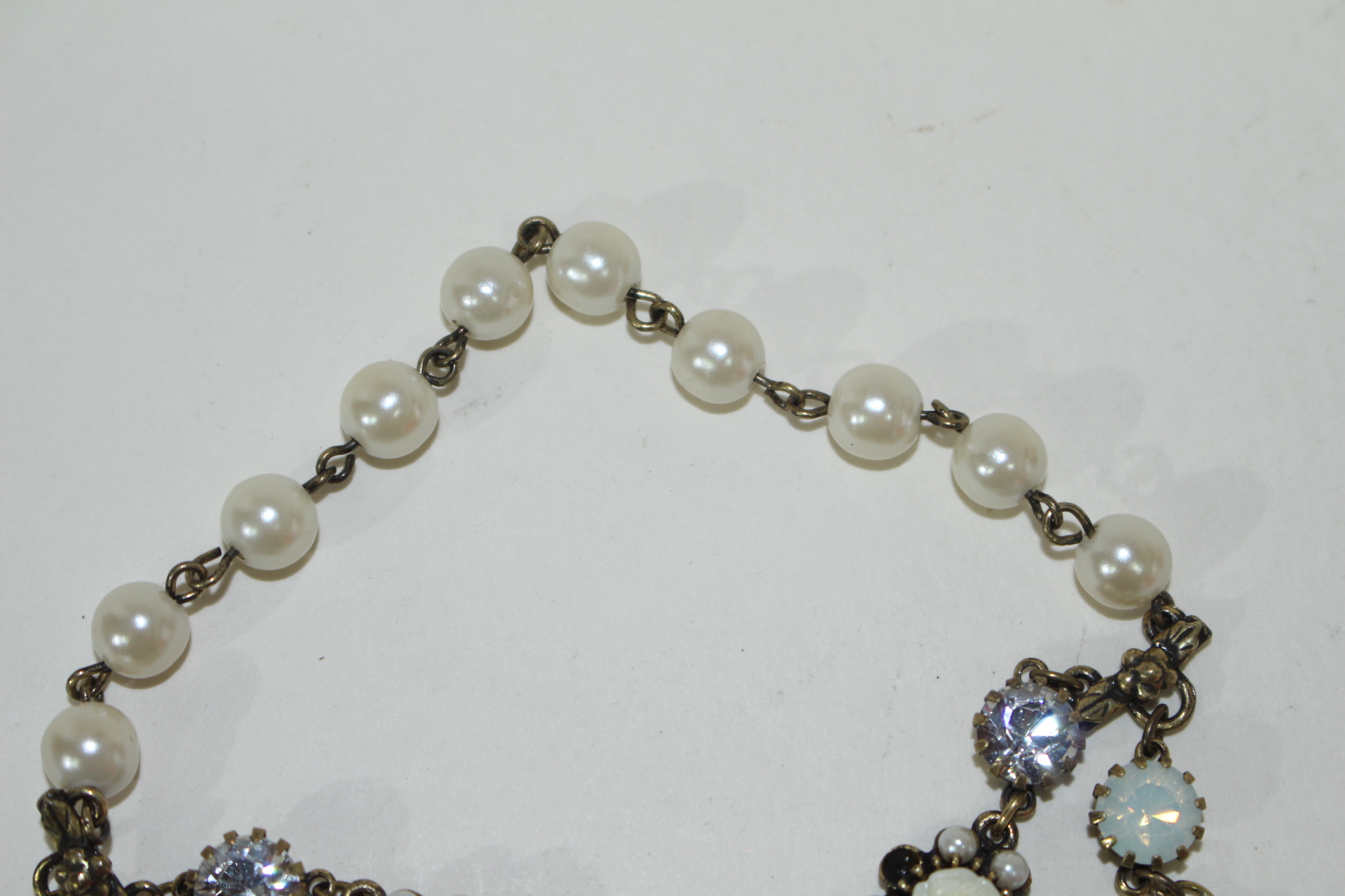 진주가 장식된 팔찌