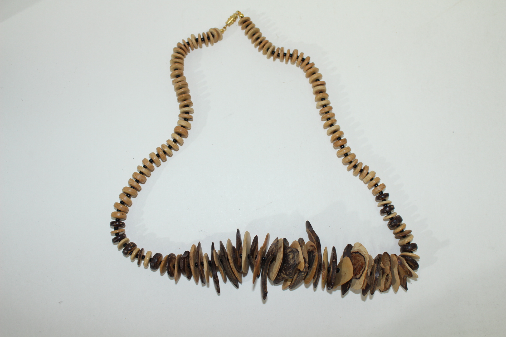 나무가 장식된 목걸이