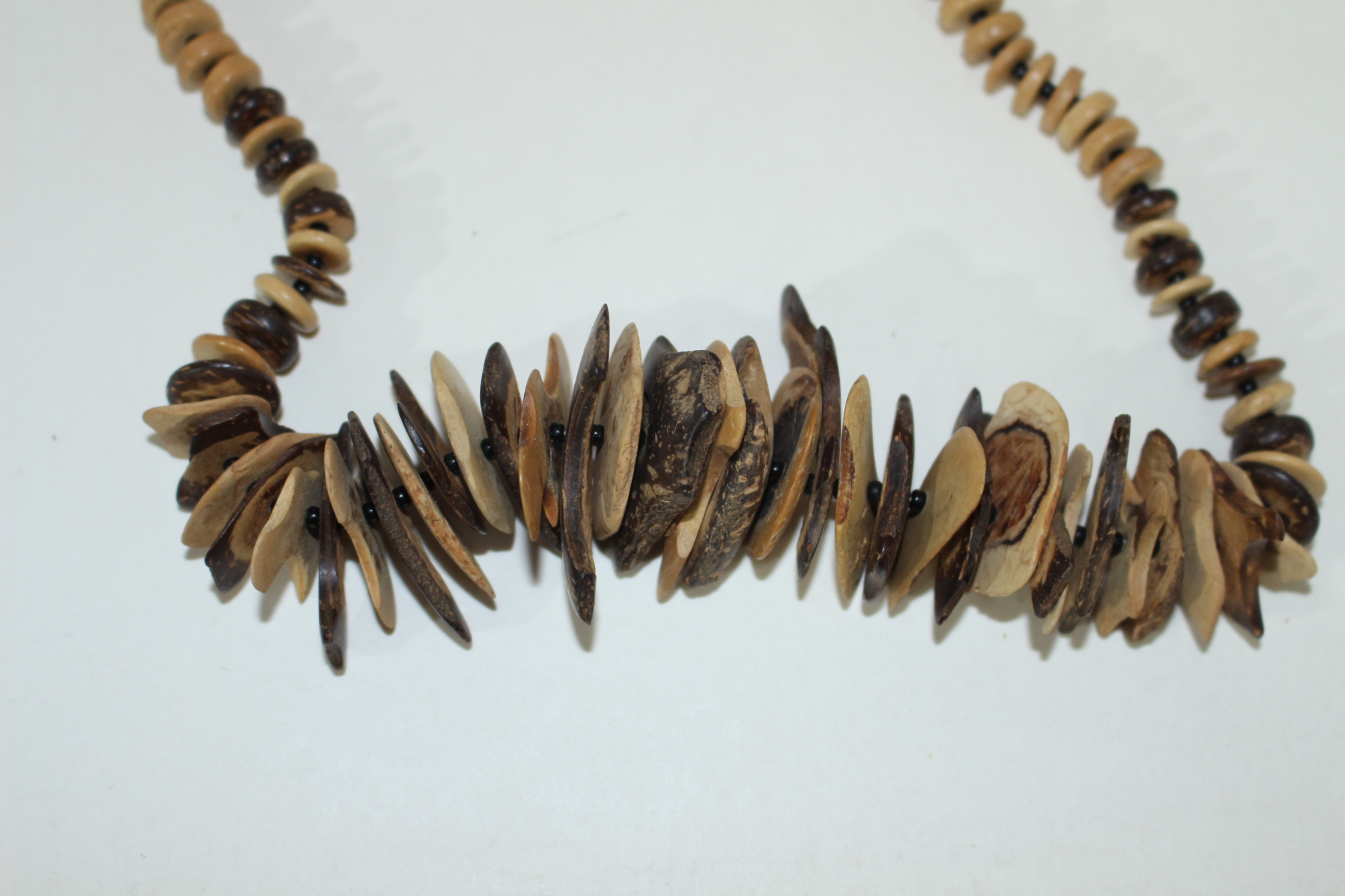 나무가 장식된 목걸이