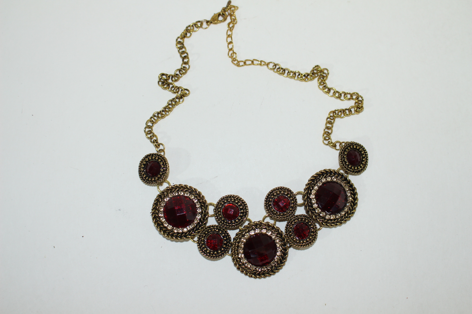 보석이 장식된 목걸이