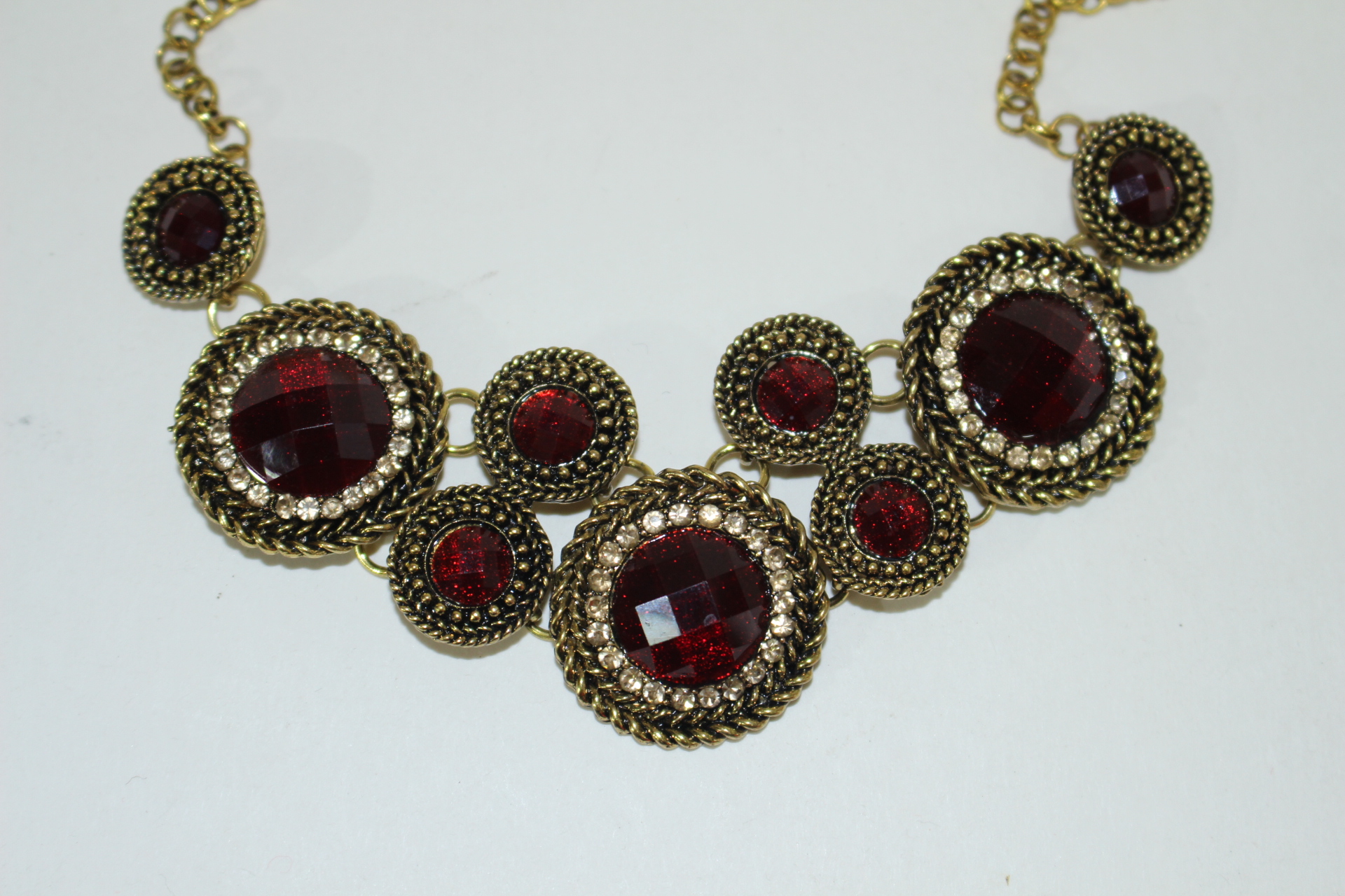 보석이 장식된 목걸이