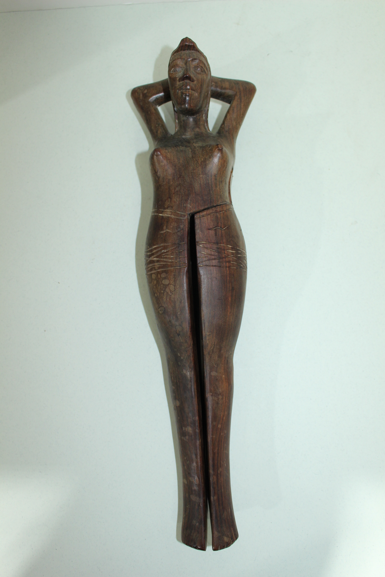 묵직한 원목나무로된 특이한 여인 조각품