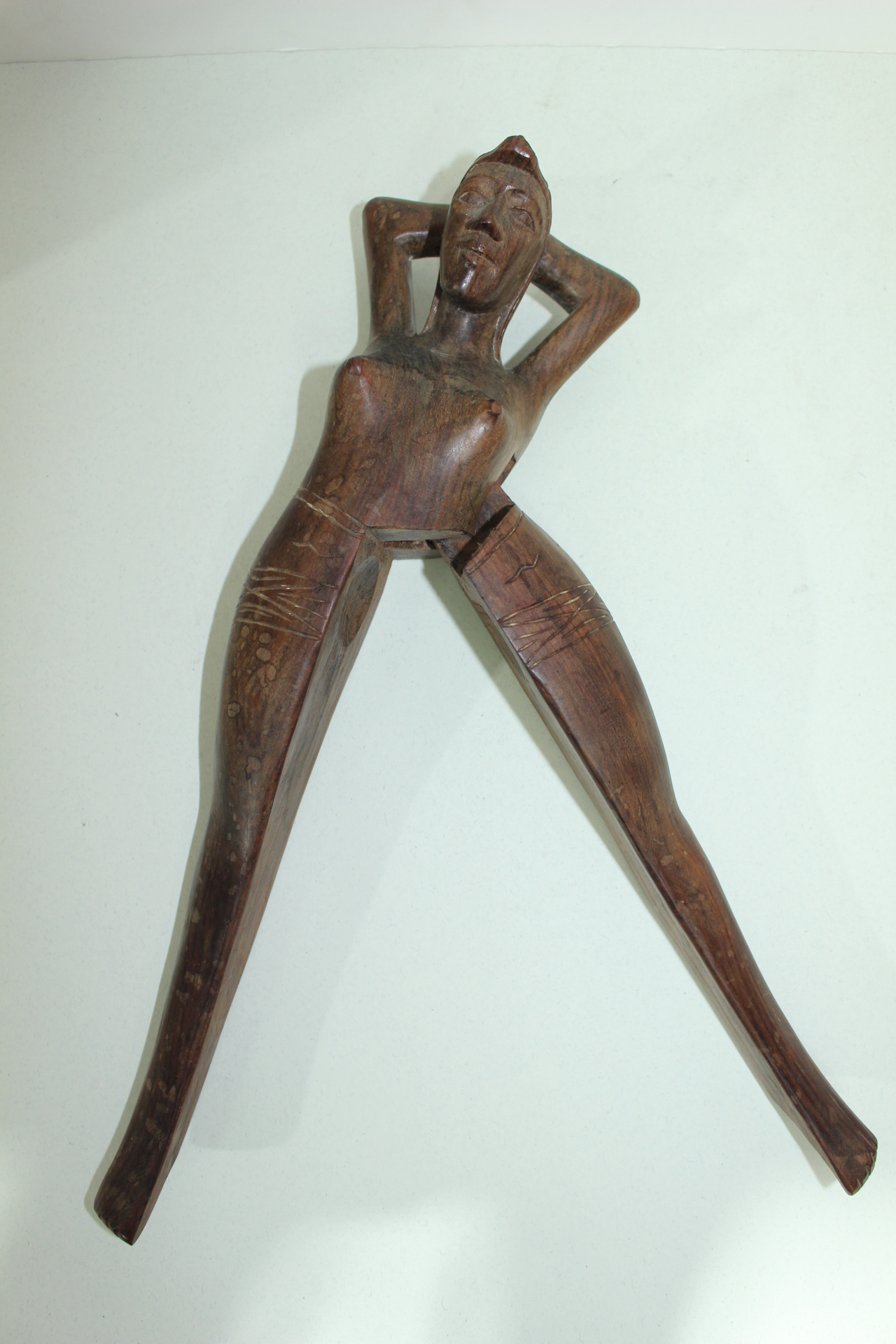 묵직한 원목나무로된 특이한 여인 조각품