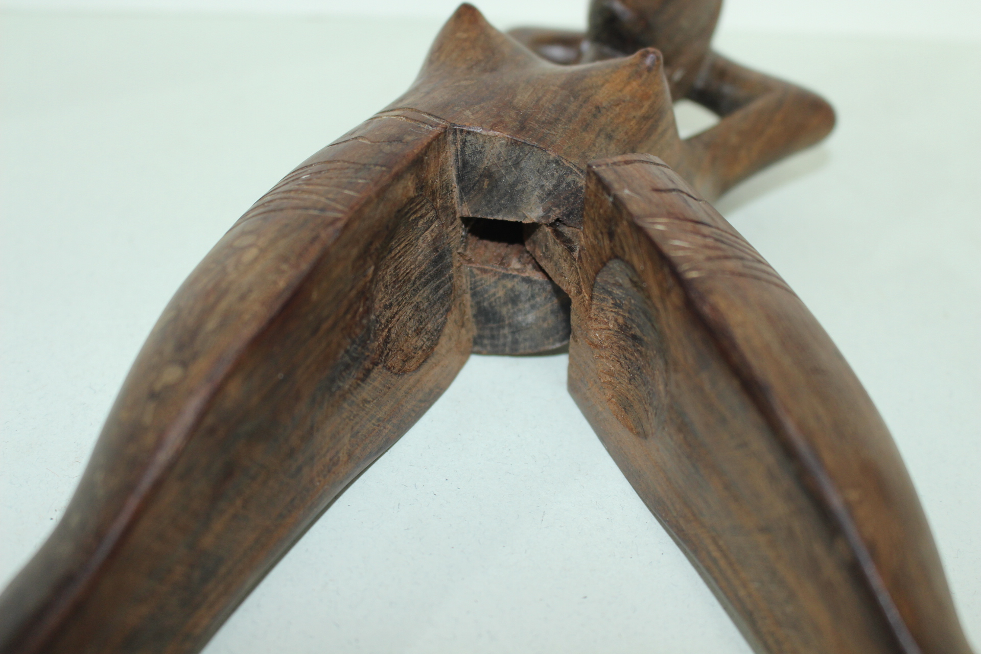 묵직한 원목나무로된 특이한 여인 조각품