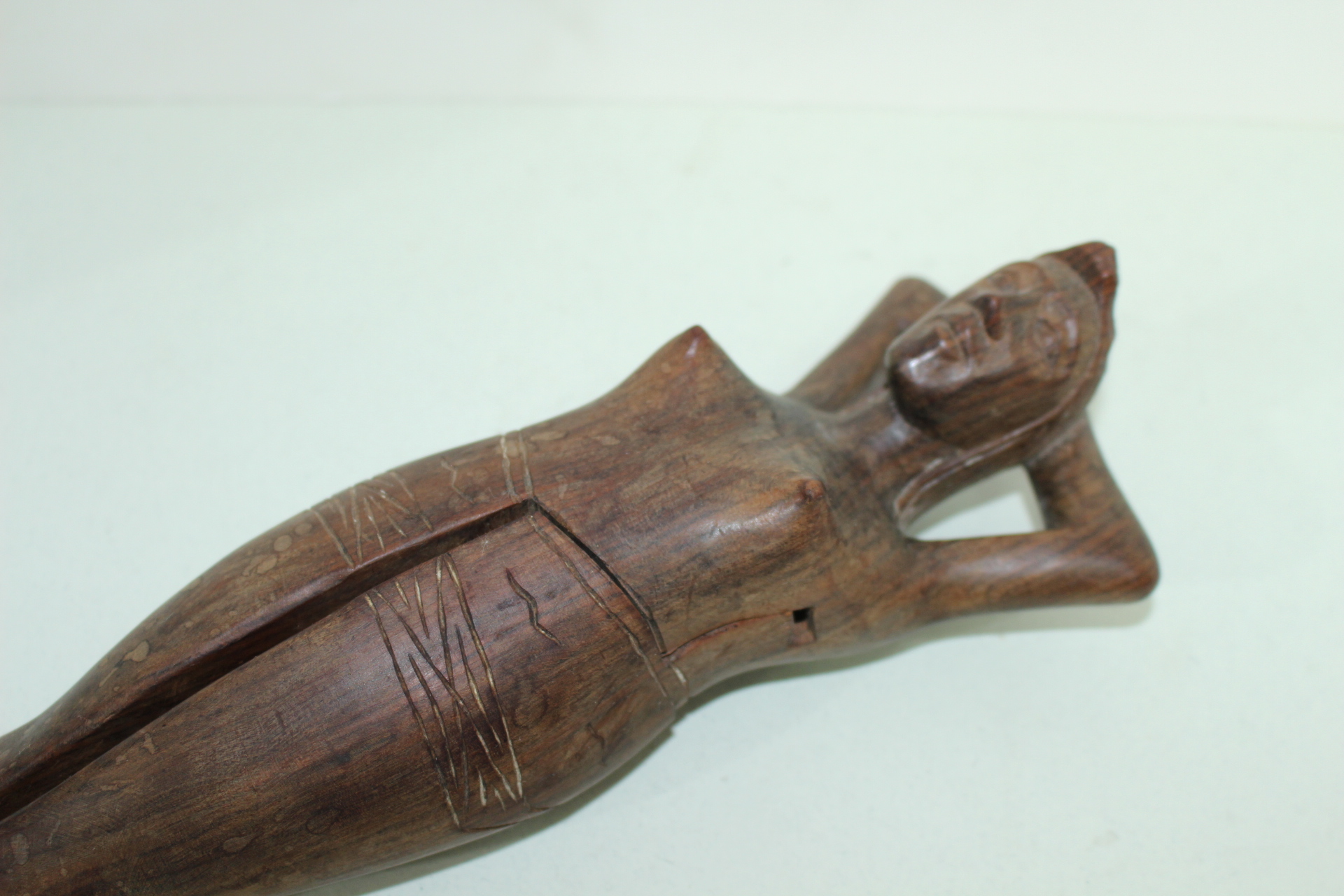 묵직한 원목나무로된 특이한 여인 조각품