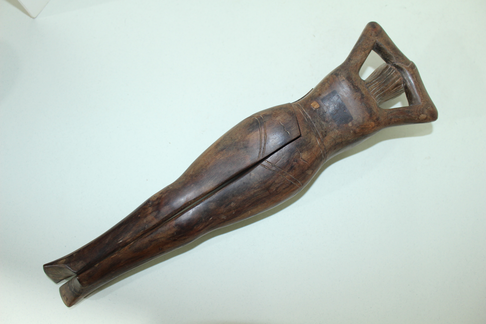 묵직한 원목나무로된 특이한 여인 조각품