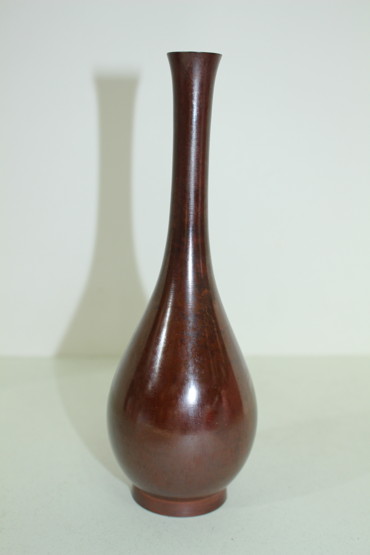 청동으로된 한송이 화병