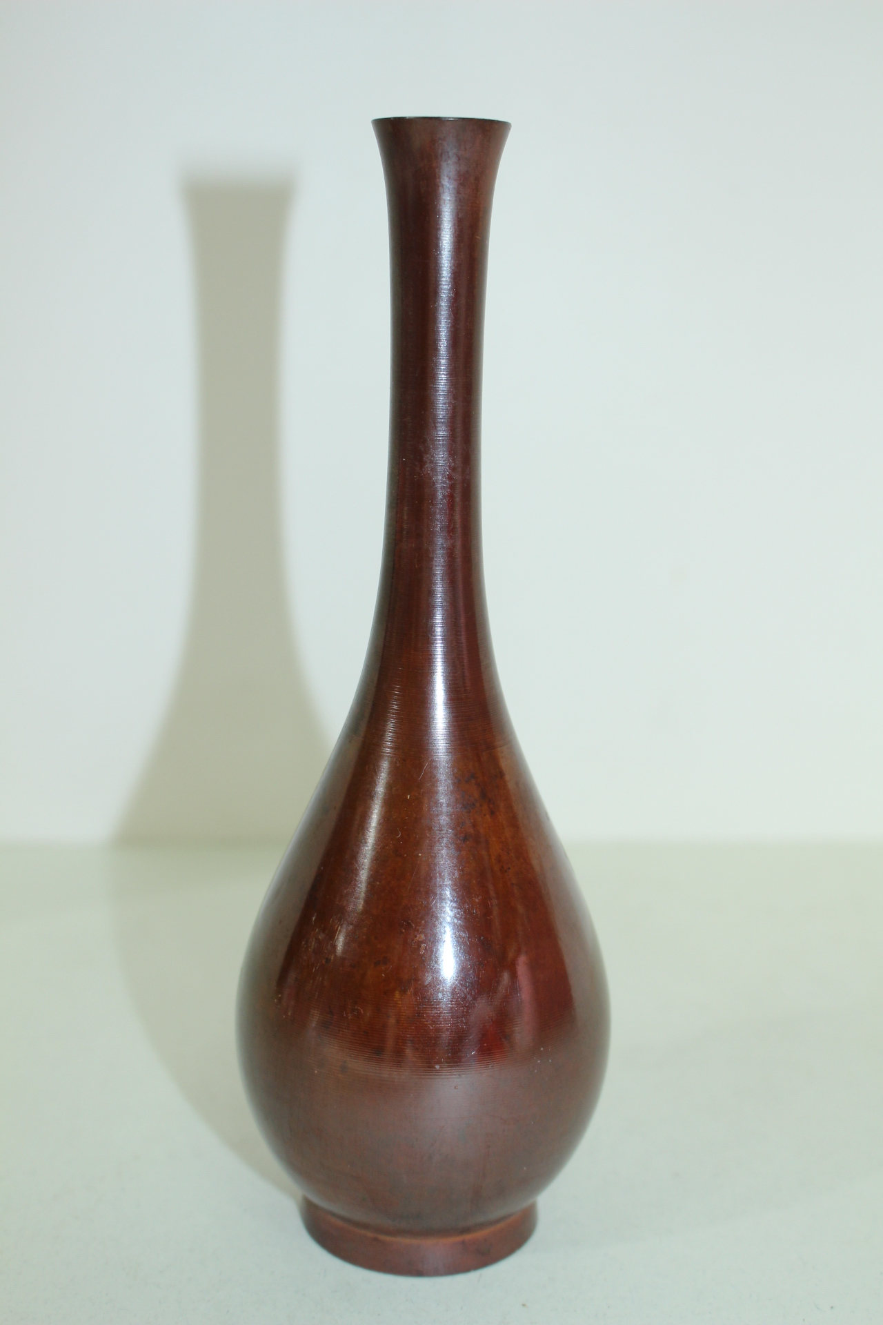 청동으로된 한송이 화병