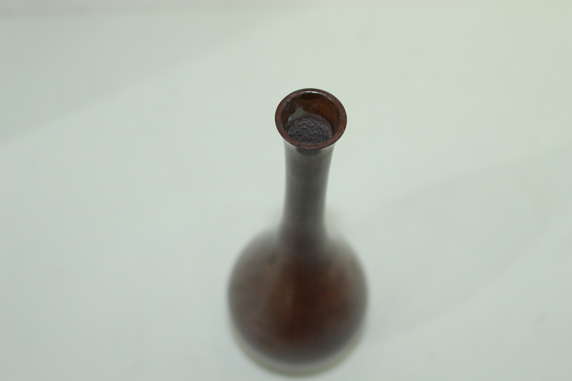 청동으로된 한송이 화병