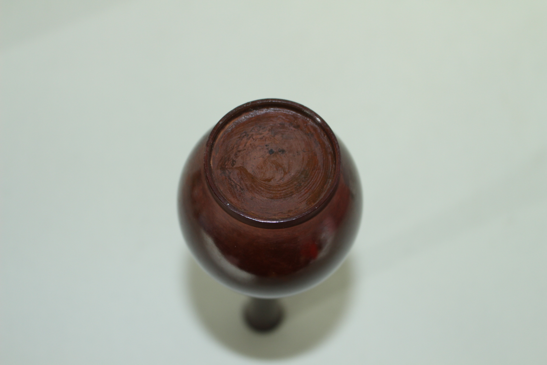 청동으로된 한송이 화병