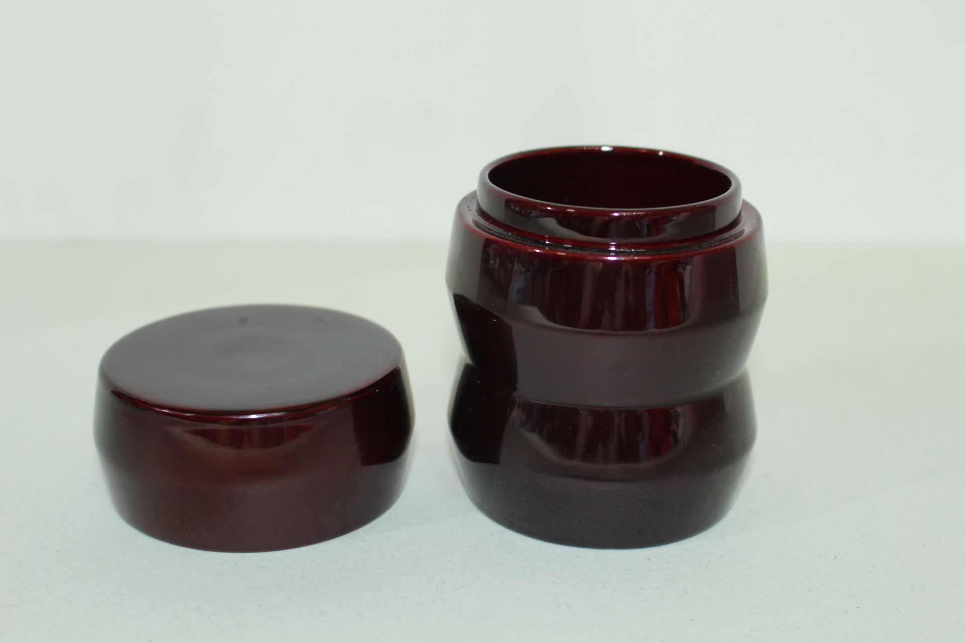 나무에 옷칠이된 차통