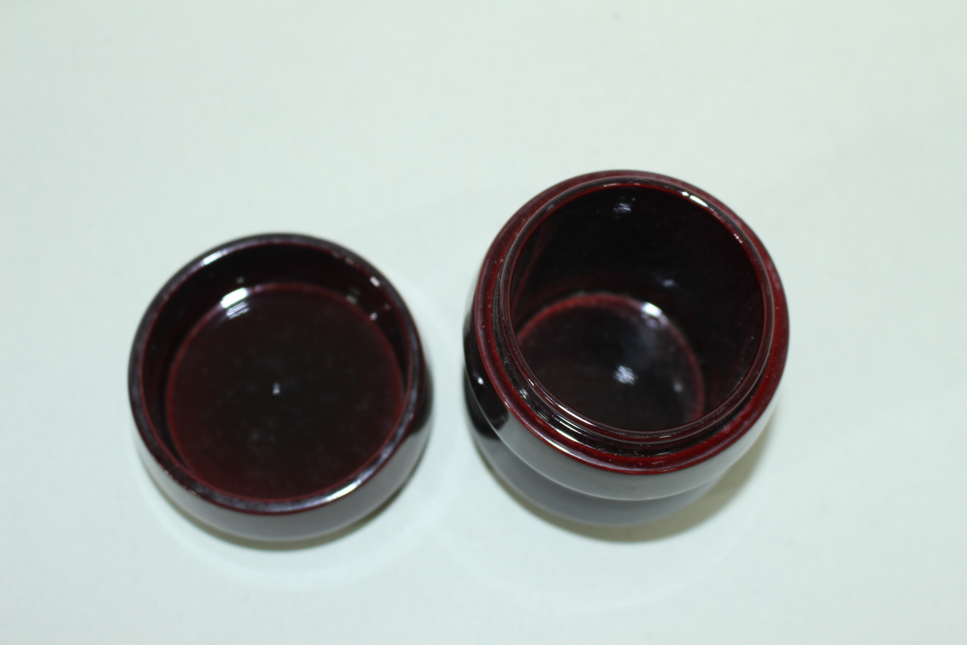 나무에 옷칠이된 차통