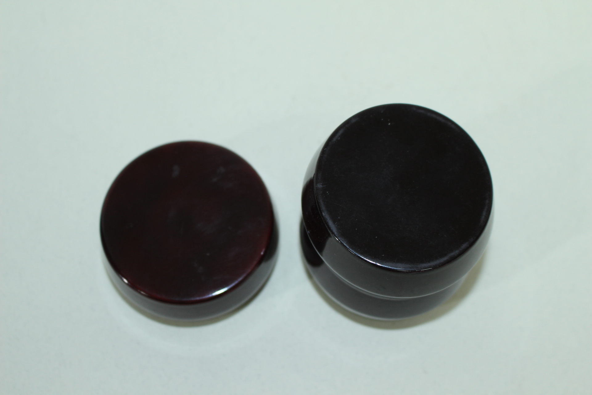 나무에 옷칠이된 차통